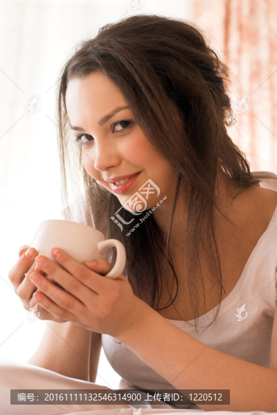 女孩與杯
