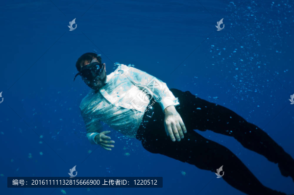 奇異的水下的人