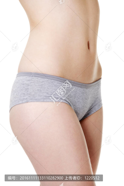 穿著內(nèi)衣裝的年輕女孩