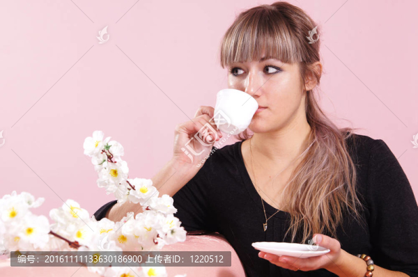 帶著杯子的女孩