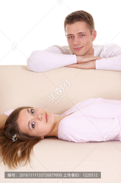 在沙發(fā)上的年輕夫婦