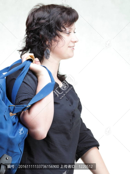 女性微笑與肩袋隔離-匯圖網(wǎng) www.fosd68.com 女性微笑與肩袋隔離