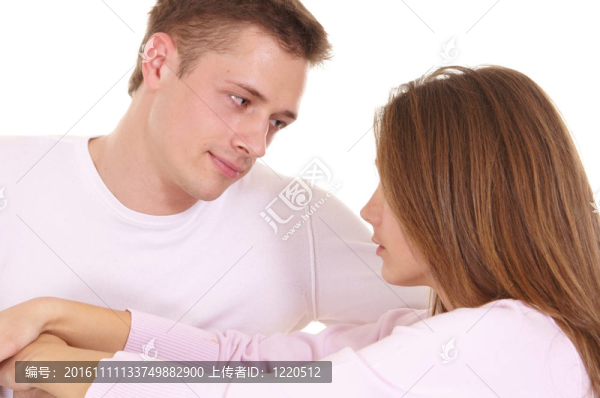 可愛的年輕夫婦