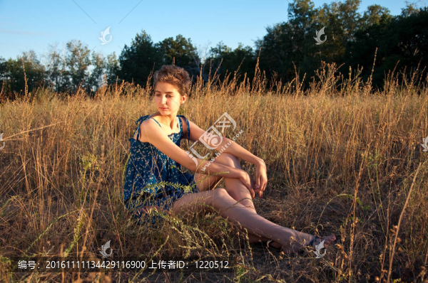 草地上的年輕女孩