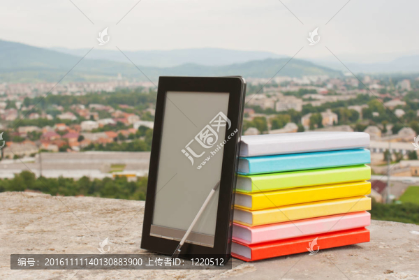 帶電子書閱讀器的彩色圖書堆疊