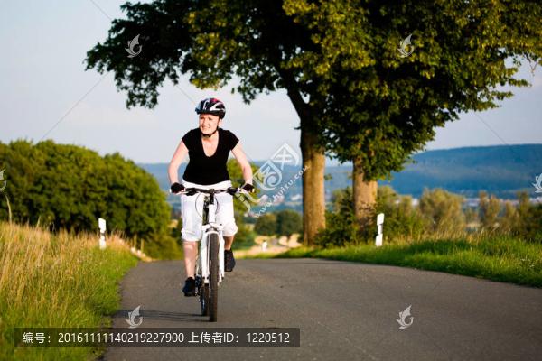 騎自行車的女人