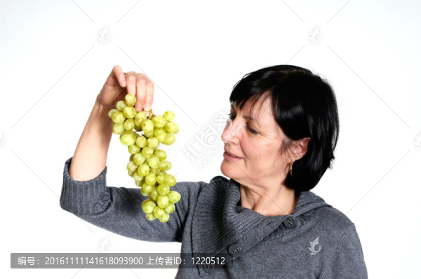 有葡萄的中年婦女