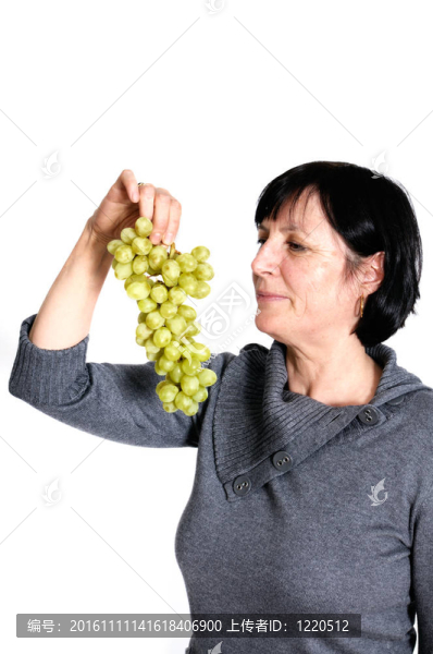 有葡萄的中年婦女