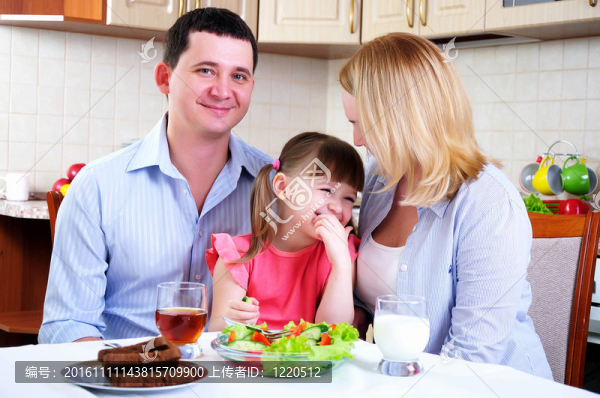 爸爸；媽媽和他們的小女兒