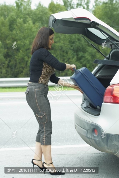 女人的手提箱-匯圖網(wǎng) www.fosd68.com 女人的手提箱