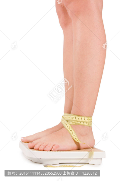 女性腳在白色的鱗片上隔離