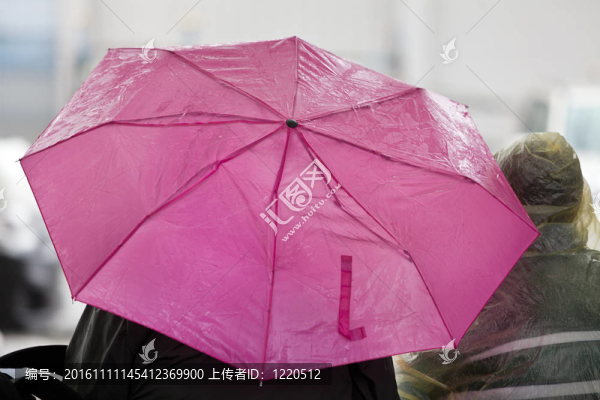 粉紅色的雨傘