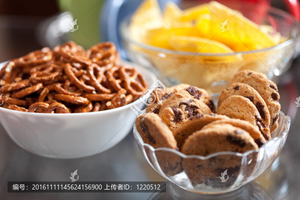 餅干和餅干在碗里；淺景深