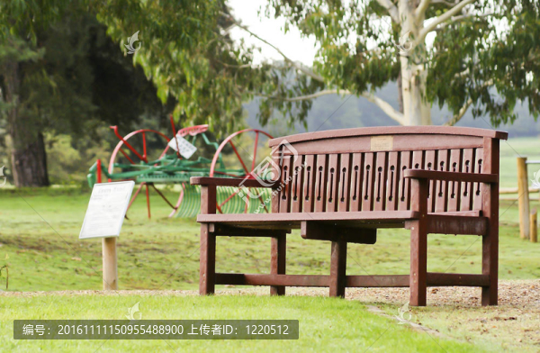 公園里的孤獨長凳