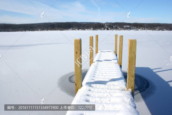 冰封的湖面上覆著冰雪的橋墩