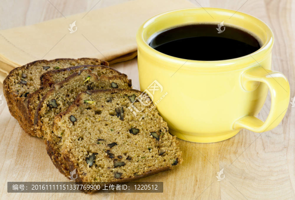 堅果面包和咖啡