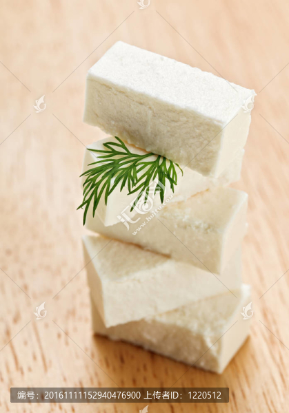 羊奶酪立方體與蒔蘿小枝