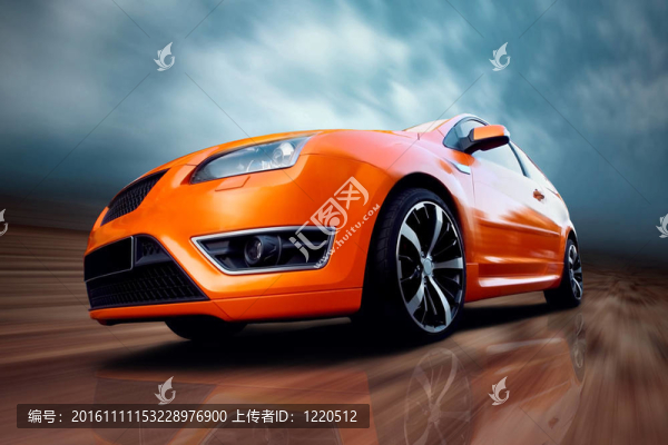 美麗的橙色運(yùn)動(dòng)車在路上