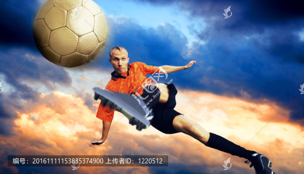 天空中的足球運動員用云射擊