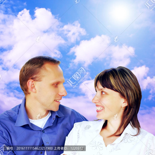 兩個年輕的幸福的人面帶微笑