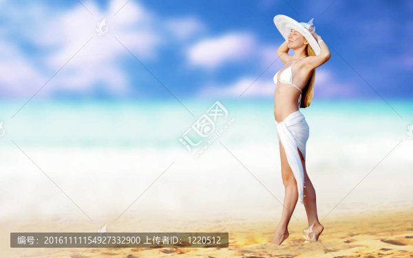 陽光明媚的熱帶海灘上美麗的年輕女子