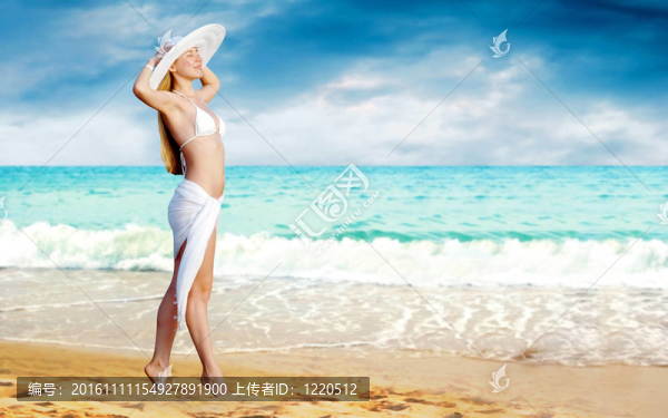 陽(yáng)光明媚的熱帶海灘上美麗的年輕女子