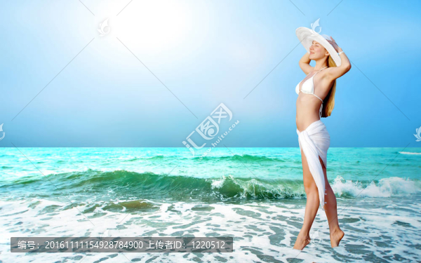 陽光明媚的熱帶海灘上美麗的年輕女子