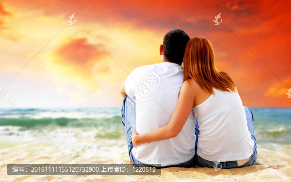 海邊的一對夫婦的海景。