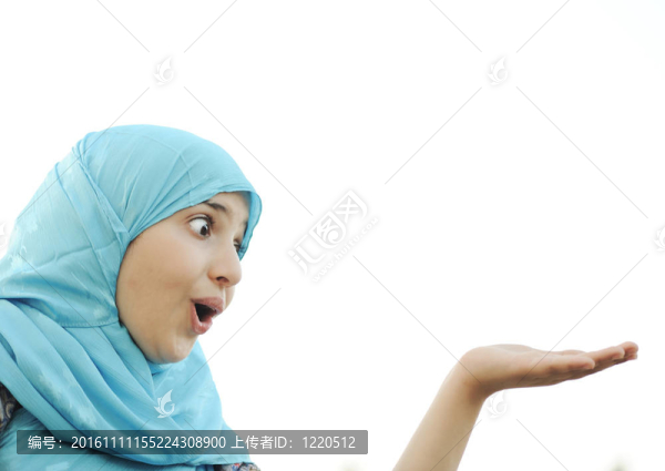 年輕漂亮漂亮的女人用手；偉大的廣告