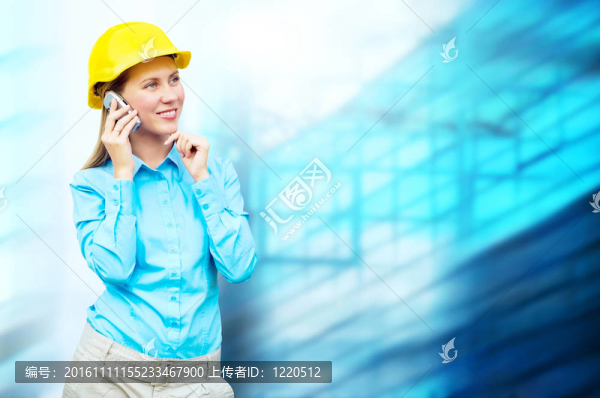 站在建筑物背景上的年輕建筑師女士戴著防護頭盔
