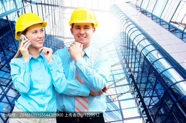 站在建筑物背景上的年輕建筑師戴著防護(hù)頭盔