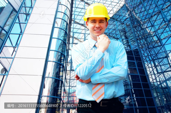 站在建筑物背景上的年輕建筑師戴著防護(hù)頭盔