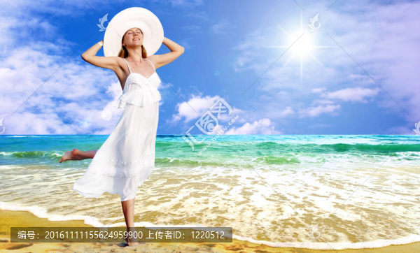 在陽光明媚的熱帶海灘主要在白色的年輕漂亮的女人