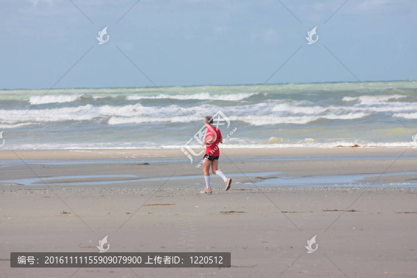 在海灘上奔跑的人陽光燦爛的夏天