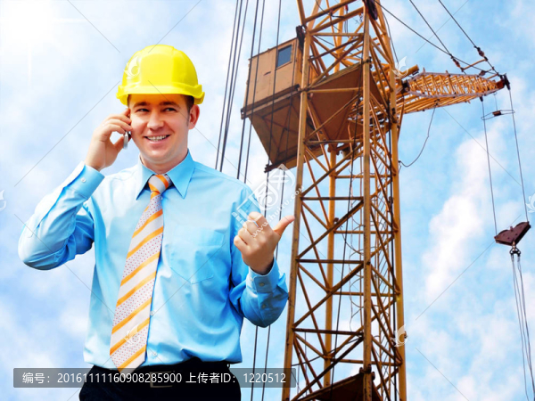 站在建筑物背景上的年輕建筑師戴著防護頭盔