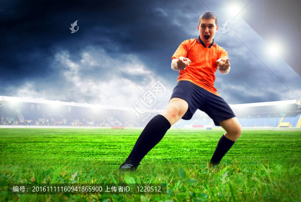 幸福足球運動員進球后在球場上帶著藍天