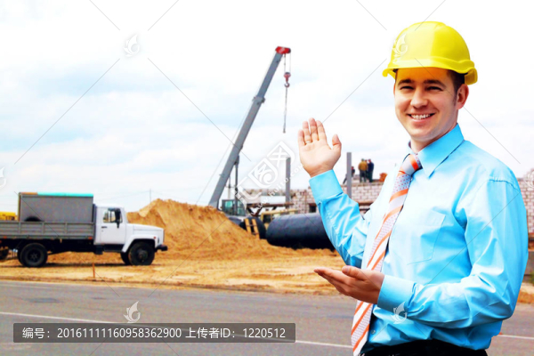 站在建筑物背景上的年輕建筑師戴著防護(hù)頭盔