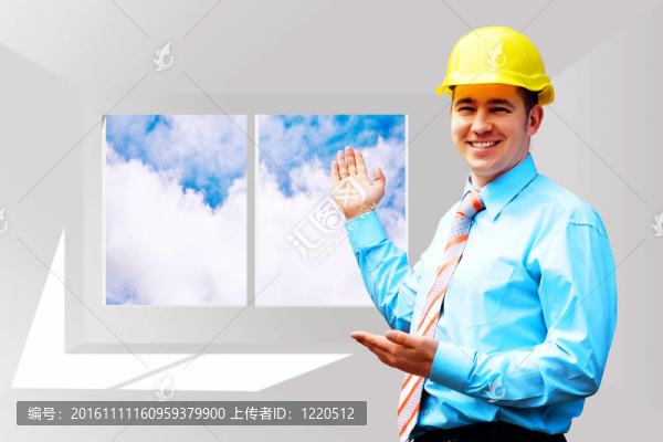 站在建筑物背景上的年輕建筑師戴著防護(hù)頭盔