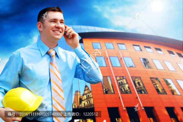 站在建筑物背景上的年輕建筑師戴著防護頭盔
