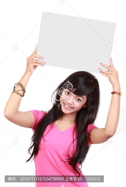 一個(gè)可愛(ài)的年輕女子手持一張空白卡片的肖像
