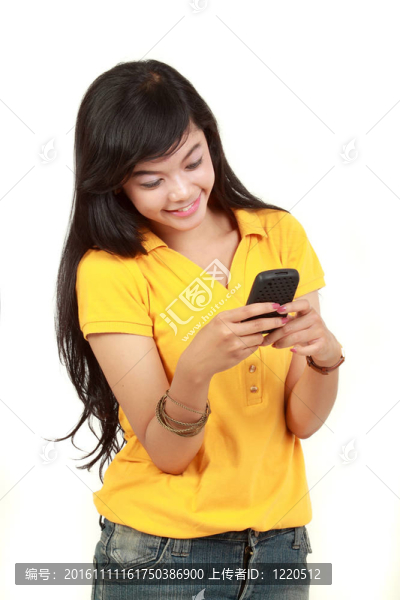 年輕女孩發(fā)短信