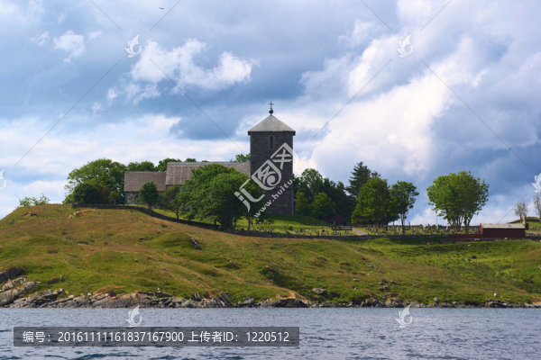 教會的阿瓦爾斯內(nèi)斯對沿挪威西海岸的karmoy島墓地靠近海于格松的水拍照
