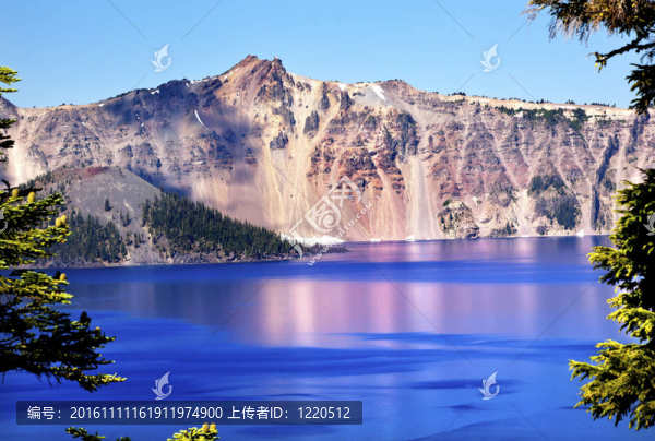 粉紅藍(lán)色火山湖倒影；精靈島；俄勒岡西北太平洋藍(lán)天
