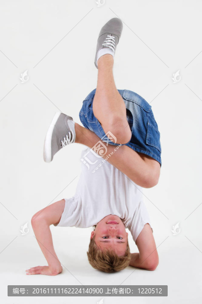 在凍結(jié)在他頭上的青少年街舞站