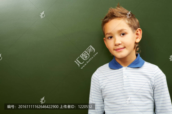 男孩在黑板上