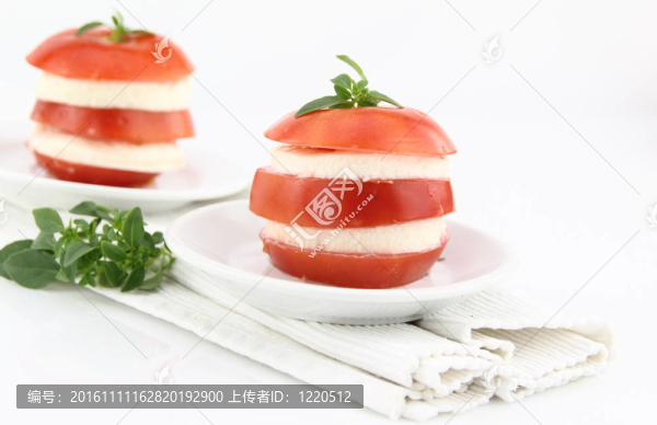 卡普雷塞沙拉西紅柿；干酪和羅勒