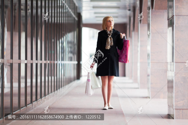 帶購物袋的年輕女人