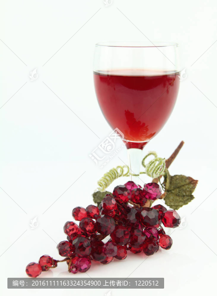 玫瑰紅酒配亮晶晶的葡萄枝