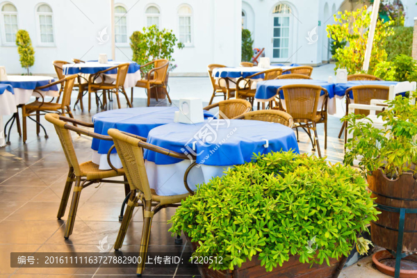 戶外餐廳的桌子和椅子