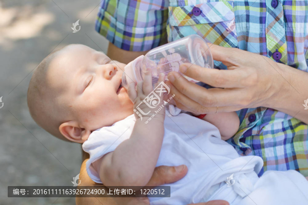 嬰兒從瓶子里喝水